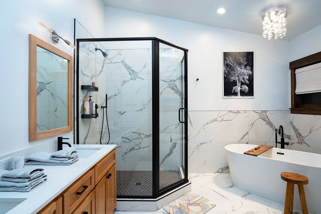 Stylish Luxury Townhouse - Walk to Downtown, A/C! in Truckee, Nevada County