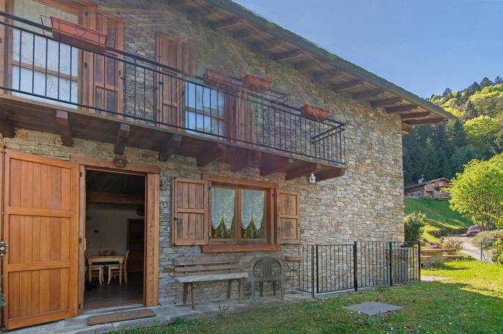 Holiday Home 'Piantina' with Mountain View, Private Garden & Wi-Fi in Cosio Valtellino, Alpi Orobie Occidentali