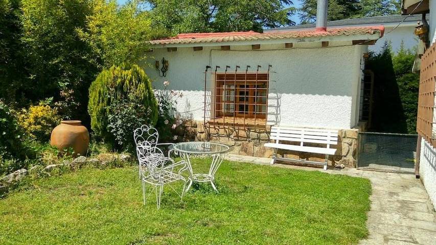 Casa rural para 2 personas, con Balcón y Terraza además de Jardín y Piscina en Miraflores (Madrid)