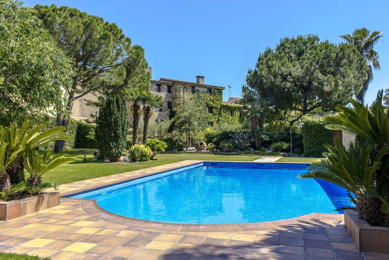 Escape into majestic history for 32 guests, just 14 minutes from Barcelona. in Santa Oliva, Costa Dorada