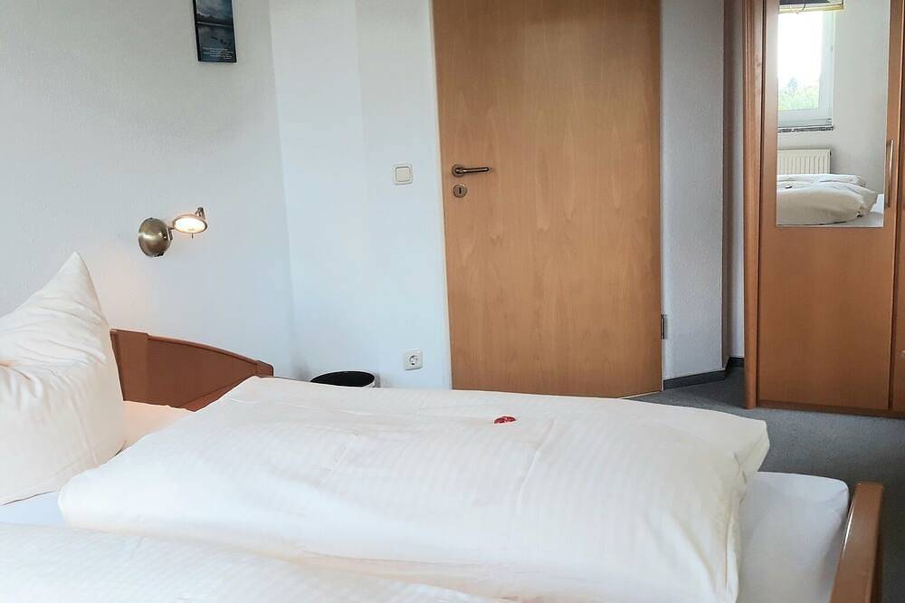 Ganze Wohnung, Feriwohnung mit Terrasse und Panoramablick direkt am Waldrand in Naila, Landkreis Hof