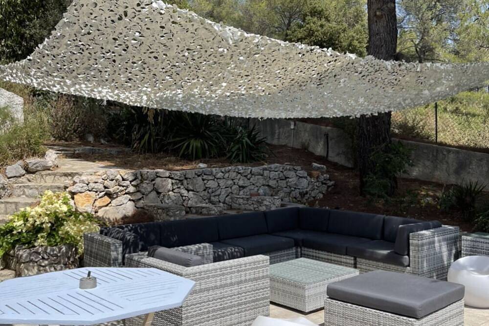 Very nice air-conditioned villa for rent. 6 km away from Cassis. Very large pool in Carnoux-en-Provence, Marseille region