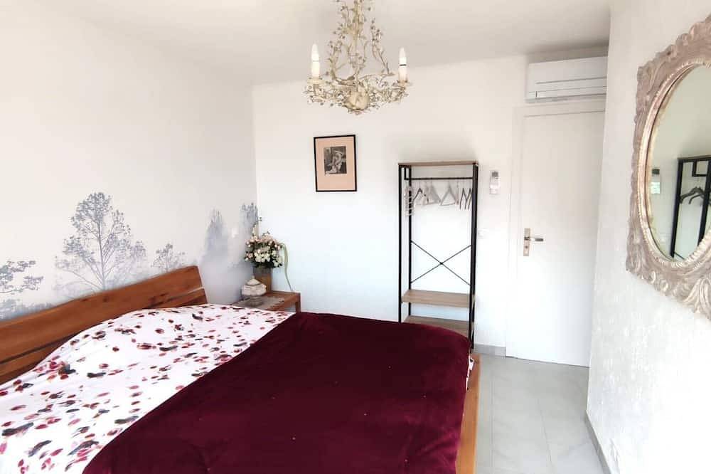 Entire apartment, Waterfront, Apt. 55m² Sea View + South Terrace-Garden of 45m² + Swimming Pool in Le Trayas, Saint-Raphaël