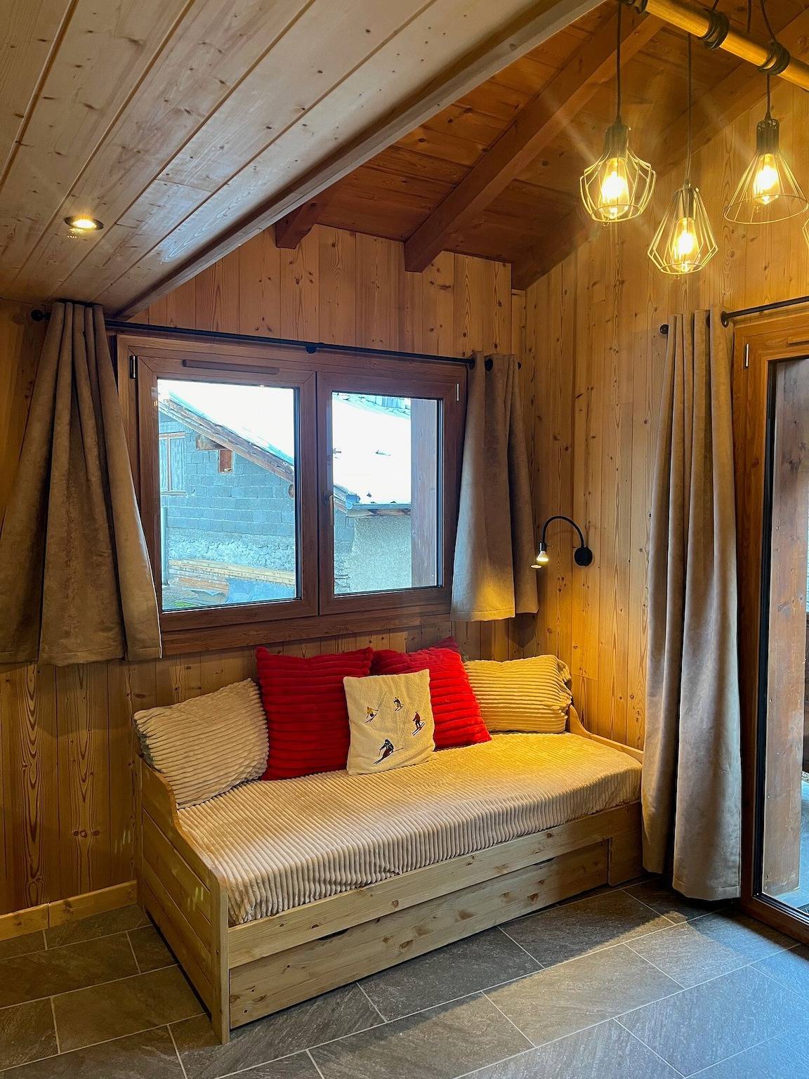 Appartement entier, Appartement "L'edelweiss" avec vue sur les montagnes, terrasse privée et Wi-Fi in Bellentre, La Plagne-Tarentaise