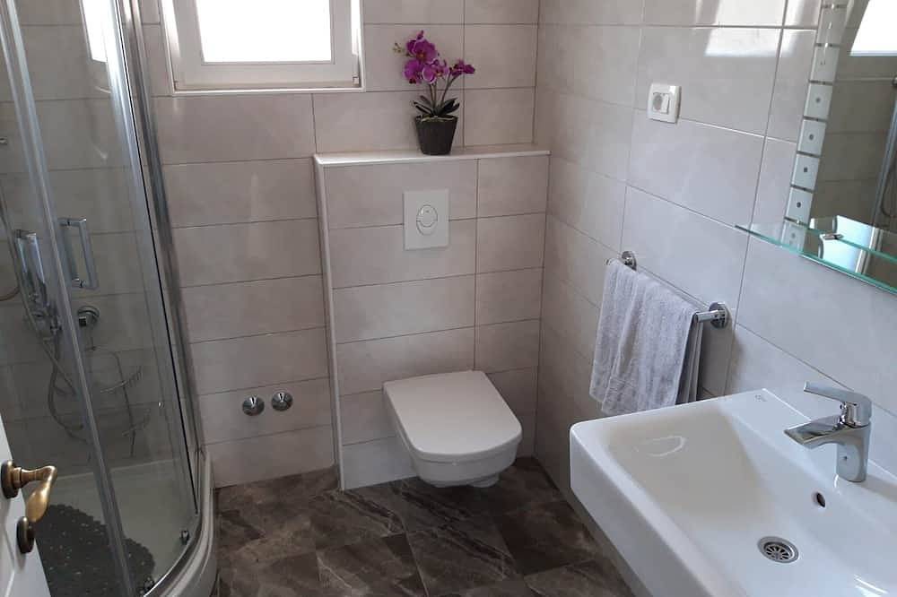 Ganze Wohnung, 2-Zimmer-Ferienwohnung mit Terrasse und Meerblick Tkon, Pasman (A-19127-a) in Tkon, Pasman