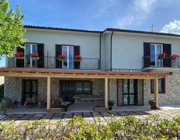 Cottage pour 2 personnes, avec piscine et bassin pour enfant ainsi que jardin et vue, animaux acceptés à Rocca San Felice