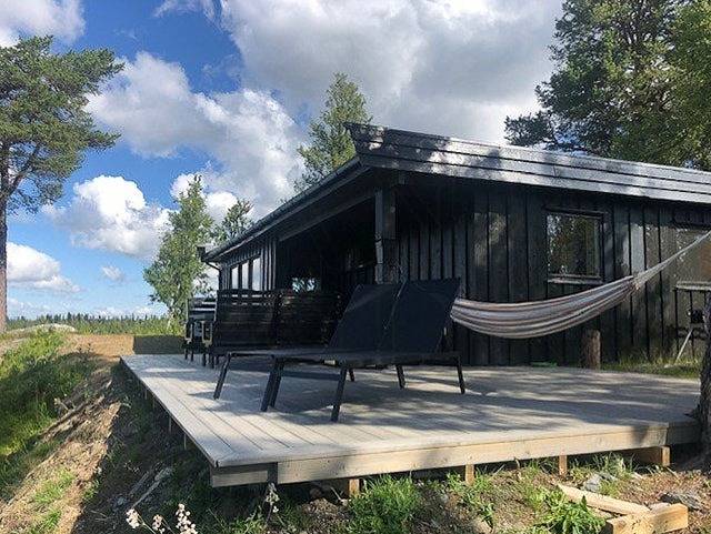 Handgefertigte Hütte am See auf dem Golsfjellet in Gol