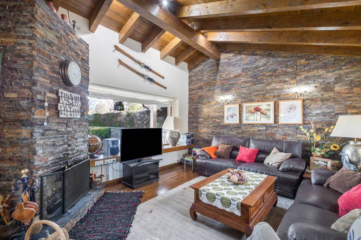 Ferienhaus 'Jose' mit Bergblick, Gemeinschaftspool und WLAN in Bellver de Cerdanya, Katalanische Pyrenäen