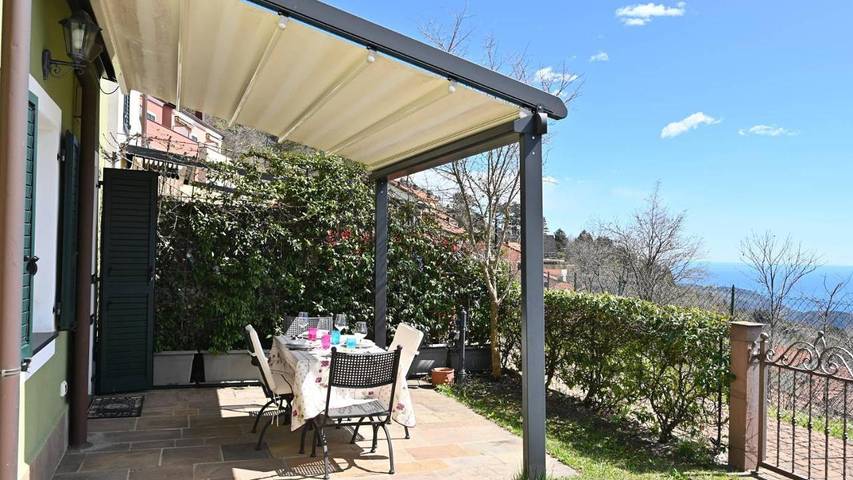 Ferienhaus für 4 Personen, mit Ausblick und Pool sowie Garten und Terrasse