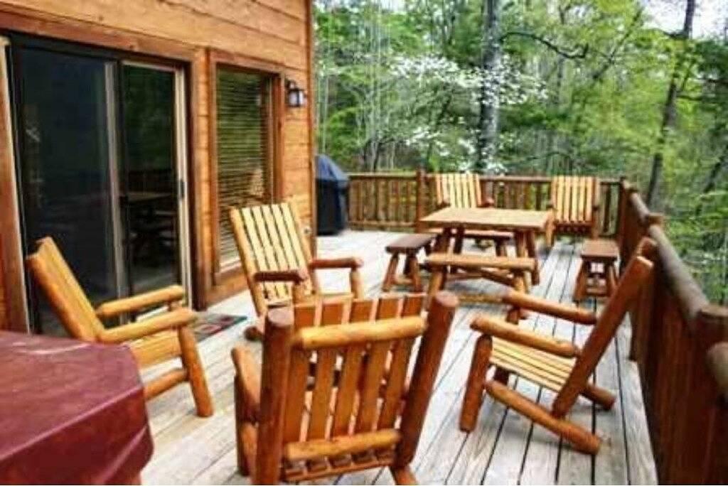Experience mountain serenity at White Tail Hollow in Almond (North Carolina), Fontana Lake