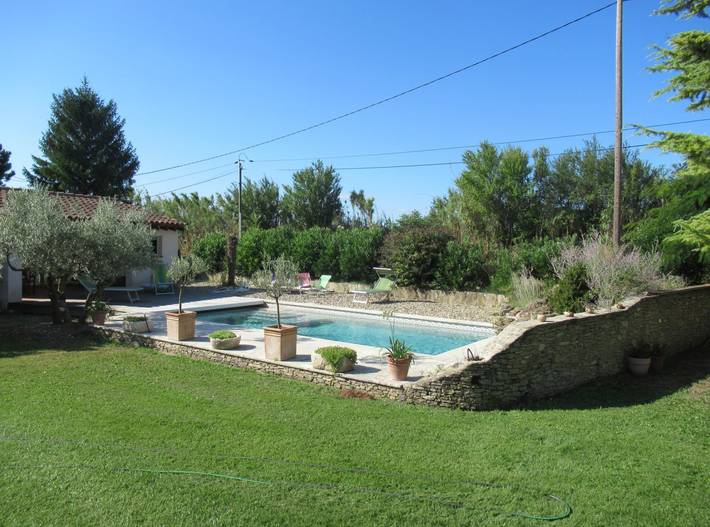 Gîte pour 2 personnes, avec terrasse ainsi que jardin et piscine