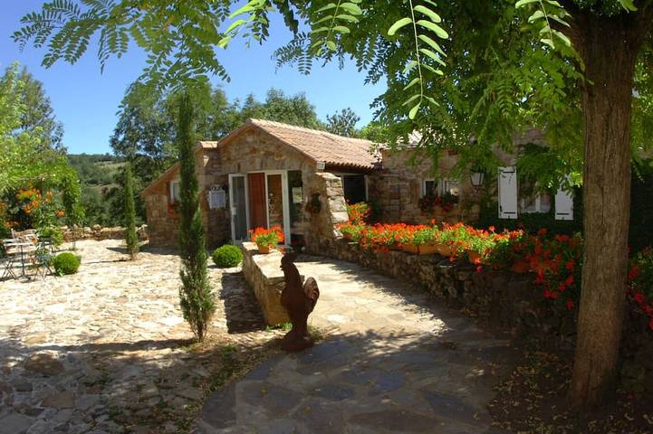 Gîte pour 11 personnes, avec balcon ainsi que piscine et jardin