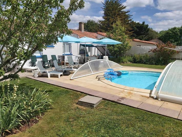 Gîte pour 8 personnes, avec piscine ainsi que jardin et jacuzzi à La Chapelle-Achard