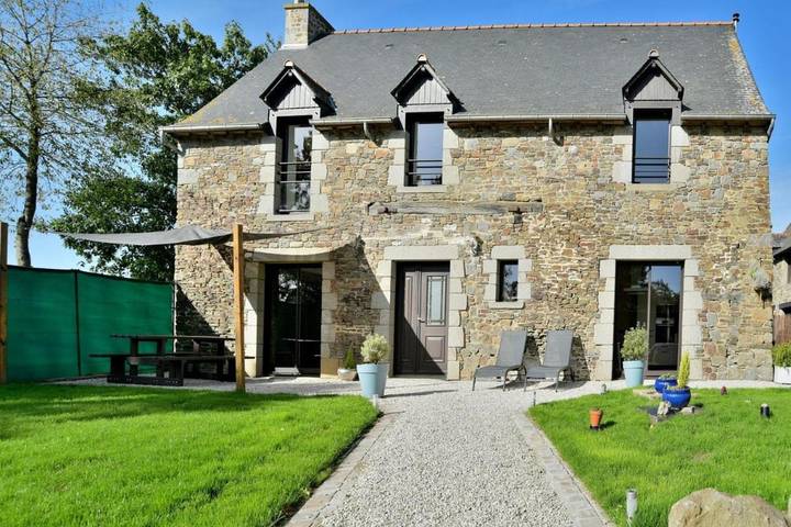 Location de vacances pour 8 personnes, avec Terrasse et Jardin à Roz-Landrieux