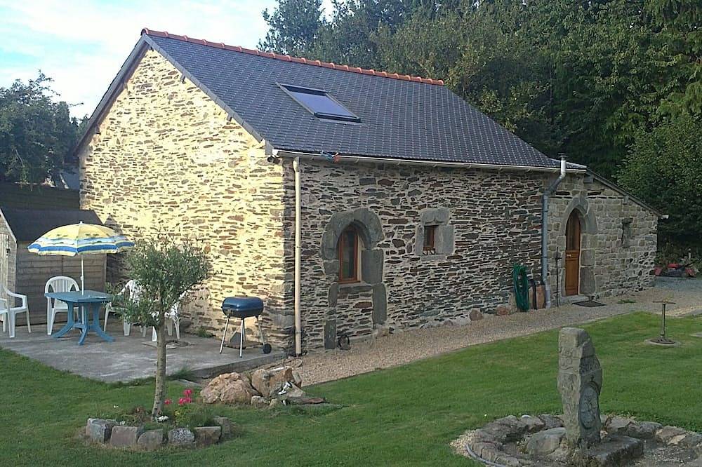 Freistehendes Ferienhaus mit beheiztem Pool in Paule, Guingamp Region