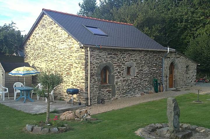Cottage indépendant avec piscine chauffée in Paule, Région de Guingamp