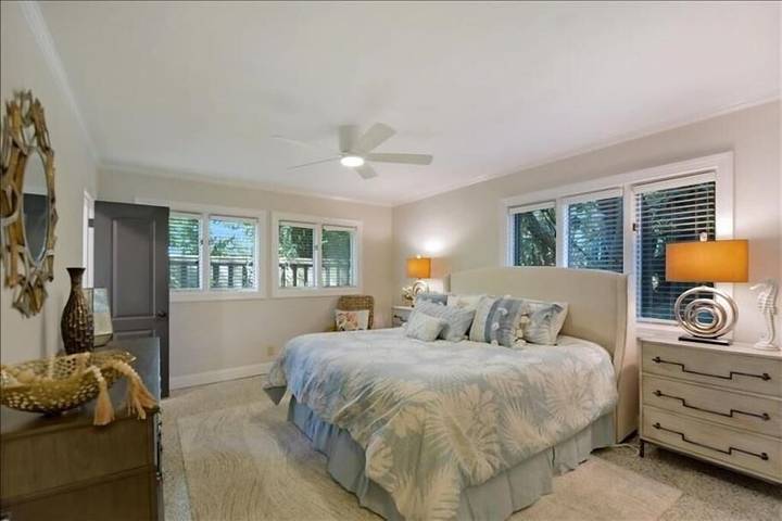 Vacation rental for 16 people, with pool and balcony as well as yard in Jekyll Island