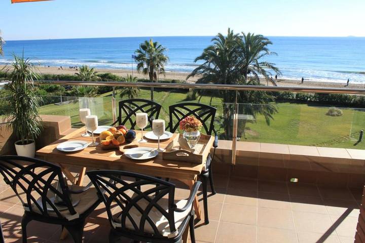 Location de vacances pour 6 personnes, avec Balcon et Terrasse ainsi que Jardin et Piscine à Gavà