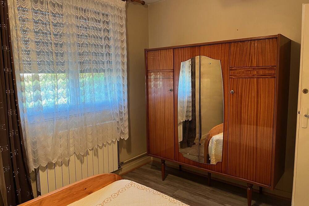 Entire apartment, On the banks of the Rhône between Avignon, the Ardèche and the sea in Montfaucon (Languedoc-Roussillon), Nimes region