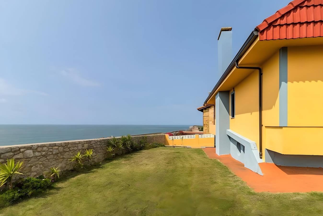Villa Laurana con vistas a la montaña in Suances, Costa de Cantabria