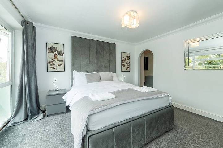 Spacious Home Heated Pool(April-Sep) in Tilehurst - Pass the Keys in Reading, Berkshire