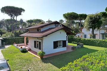 Villa für 8 Personen, mit Garten in Massa