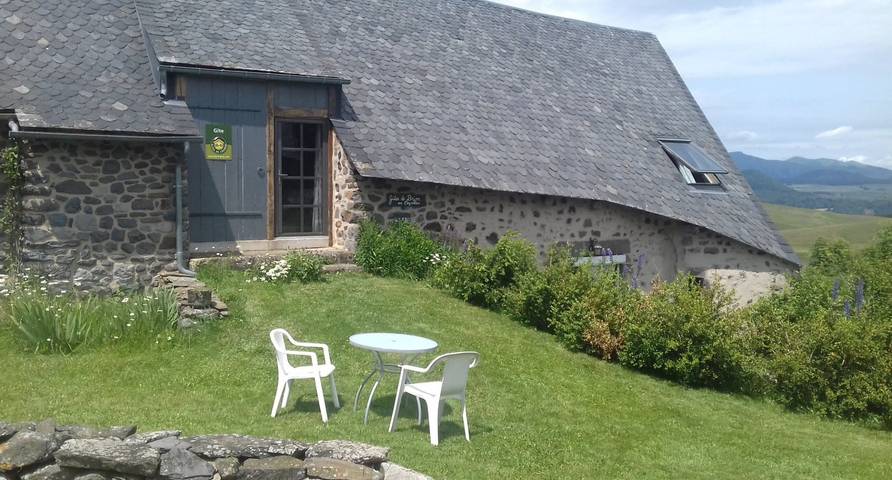 Gîte pour 2 personnes, avec terrasse et jardin à Compains