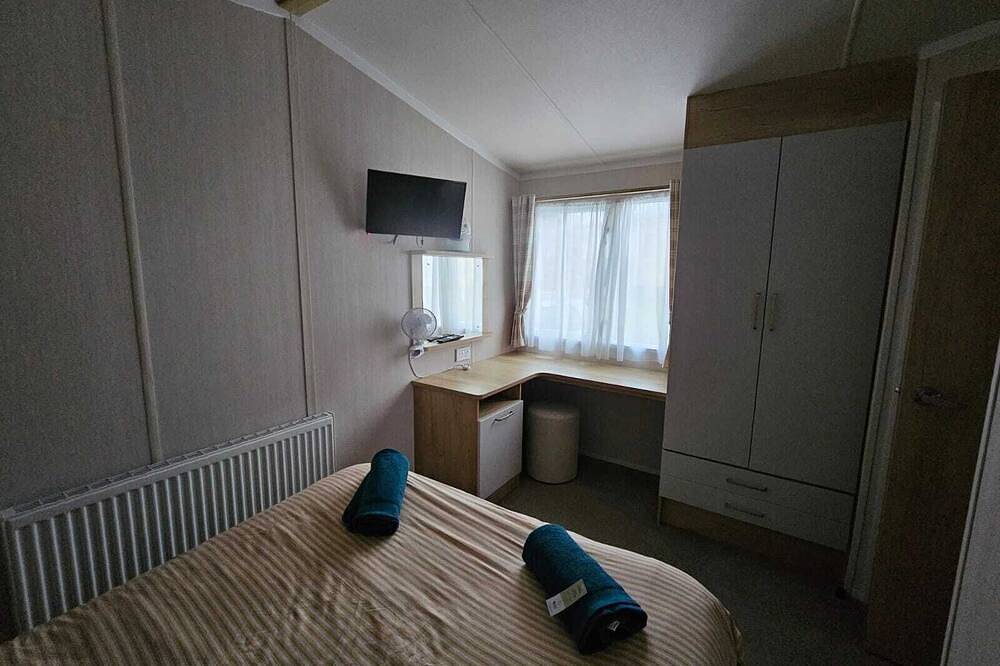 Freesia 3 Bedroom Modern Caravan Rockley Park, Poole Harbour, Dorset. Dogs free. in Poole, Poole Harbour