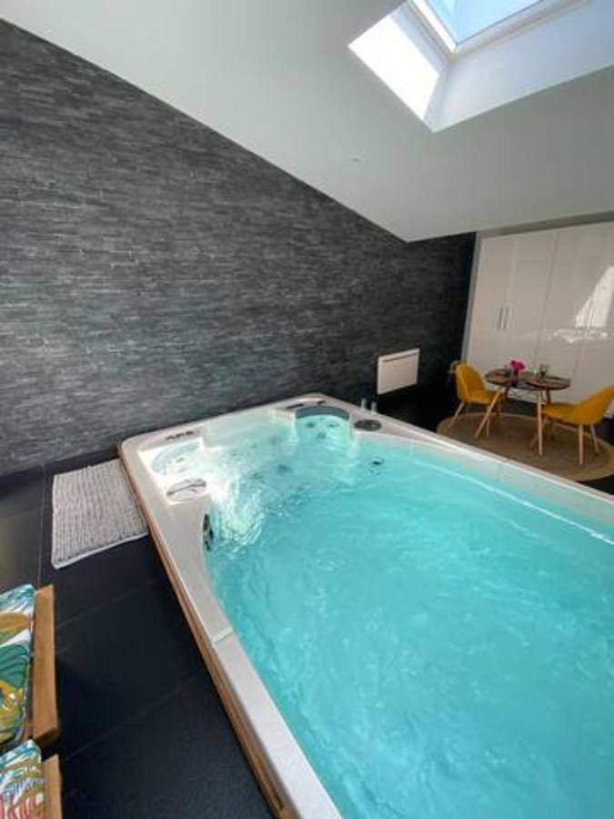 Double Room with Spa Bath in Saint-Georges-d'Espéranche, Région de Vienne