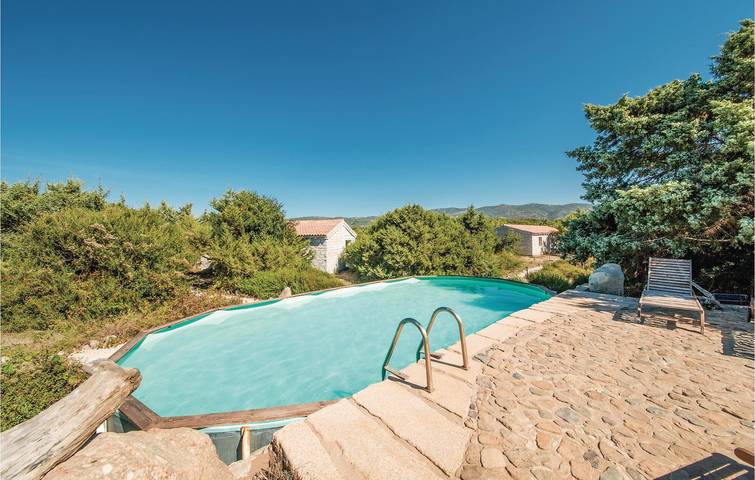 Ganze Ferienwohnung, Apt am Strand mit Pool, Parkplatz und Küche in Li Junchi, Badesi