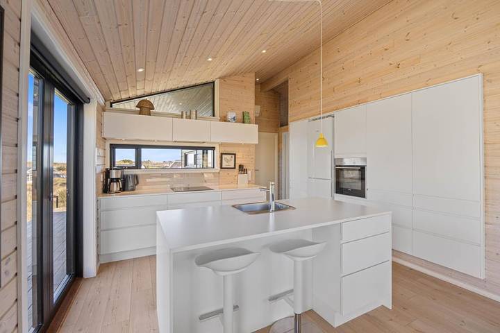 Schönes und strandnahes Ferienhaus mit überdachter Terrasse in Skodbjerge, Haurvig