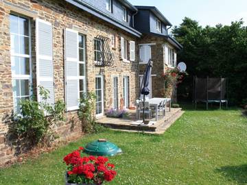 Gîte pour 9 personnes, avec jardin, animaux acceptés à Érezée