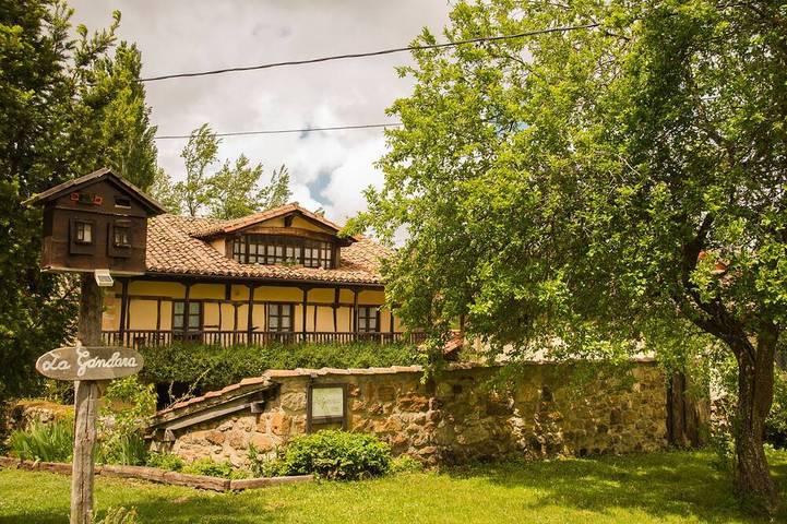 Casa rural para 14 personas, con jardín en Las Merindades