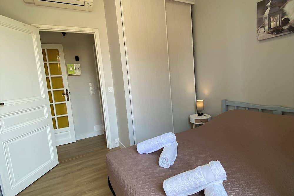 Appartement entier, Spacieux appartement climatisé avec terrasse 40 m² proche mer in Juan-les-Pins, Antibes