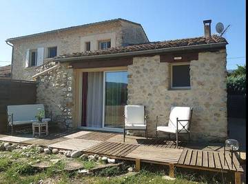 Gîte pour 4 personnes, avec jardin ainsi que terrasse et piscine à Piégros-la-Clastre
