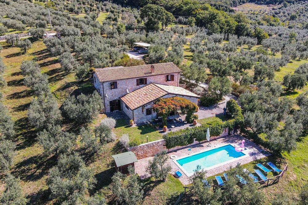 Detached villa with private and fenced pool 1,6km Montecchio, 20km from Orvieto. in Montecchio, Provinsen Terni