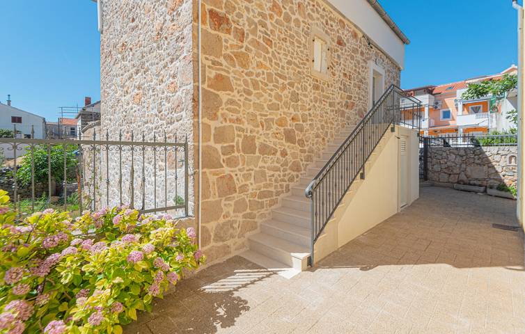 Location de vacances pour 10 personnes, avec terrasse à Pirovac - 2