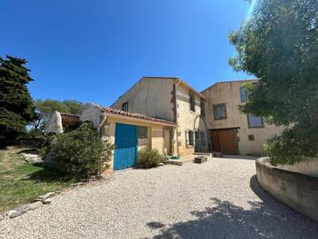 Gîte pour 9 personnes, avec vue ainsi que piscine et jardin, animaux acceptés à Azille