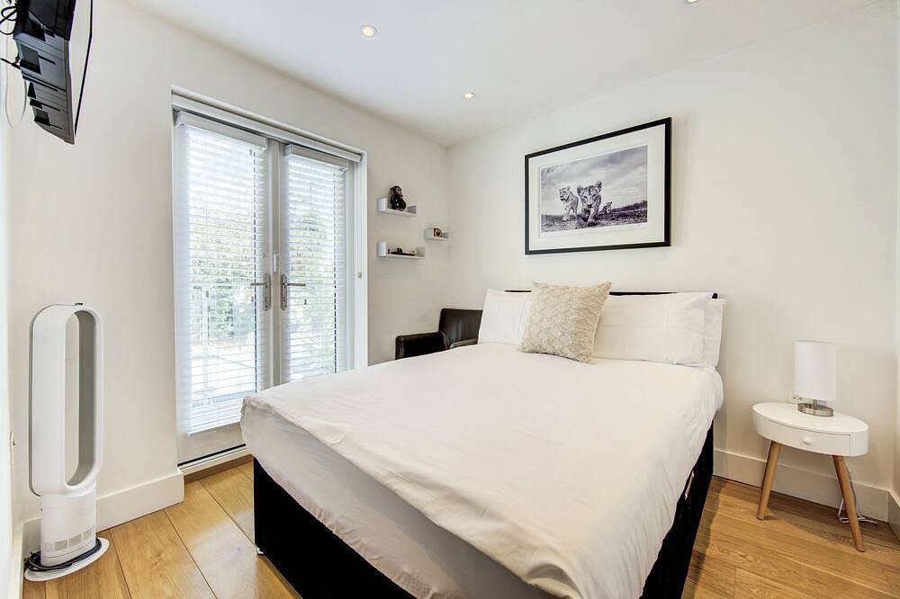 Stunning 4 Bedroom House - Hot tub+Gym - Sleeps upto 8 -Escape London, in London in Redbridge, London