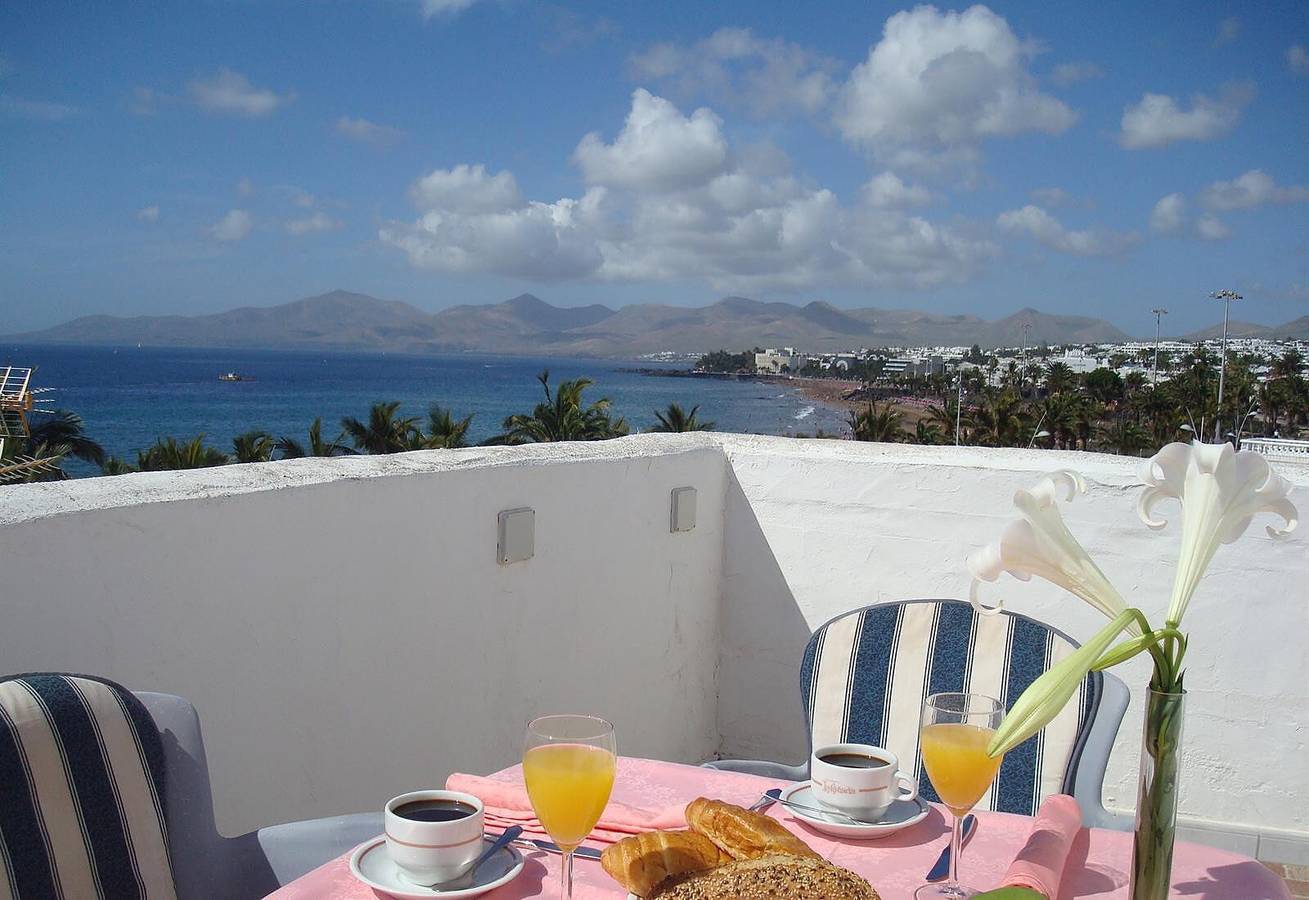 Apartamento entero, Apartamento vacacional 'El Quintero' con vistas al mar y a la montaña, balcón y Wi-Fi in Puerto del Carmen, Tías