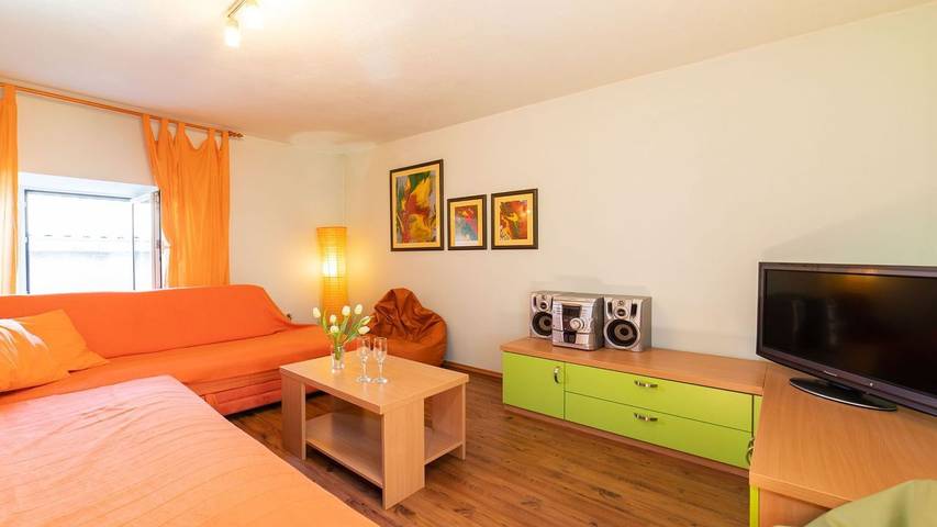 Ferienhaus für 8 Personen, mit Garten und Balkon in Kaštela