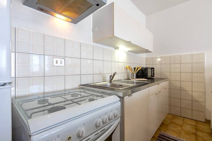 Appartamento intero, Casa vacanze "Patrizia" con aria condizionata, balcone e giardino in La Ciaccia, Valledoria