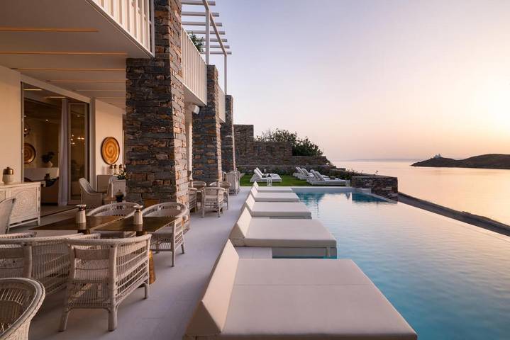 Hôtel pour 4 personnes, avec Balcon et Jacuzzi ainsi que Jardin et Piscine
