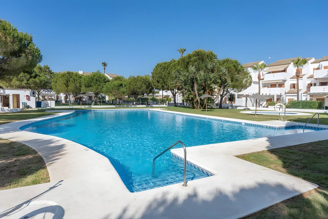 Apartamento entero, Apartamento 'Marismas Sancti Petri' con piscina compartida, jardín privado y aire acondicionado in Playa La Barrosa, Chiclana de la Frontera