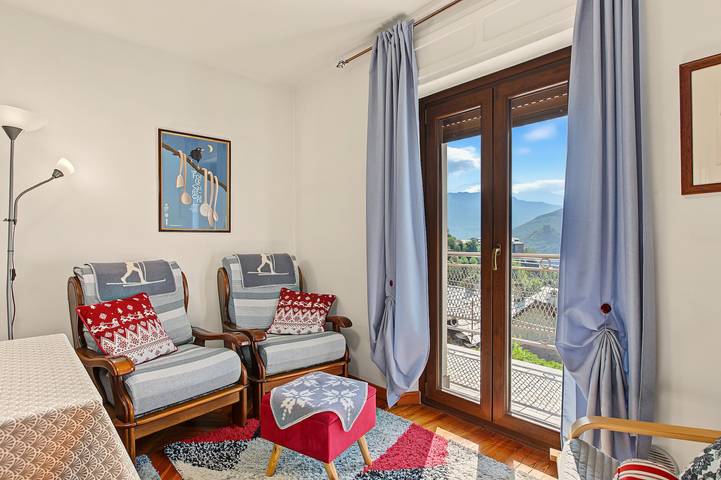 Hel lejlighed, Casa Zio Zeffy Apartment with Mountain View Balcony and Shared Garden in Châtillon (By), Comune di Châtillon