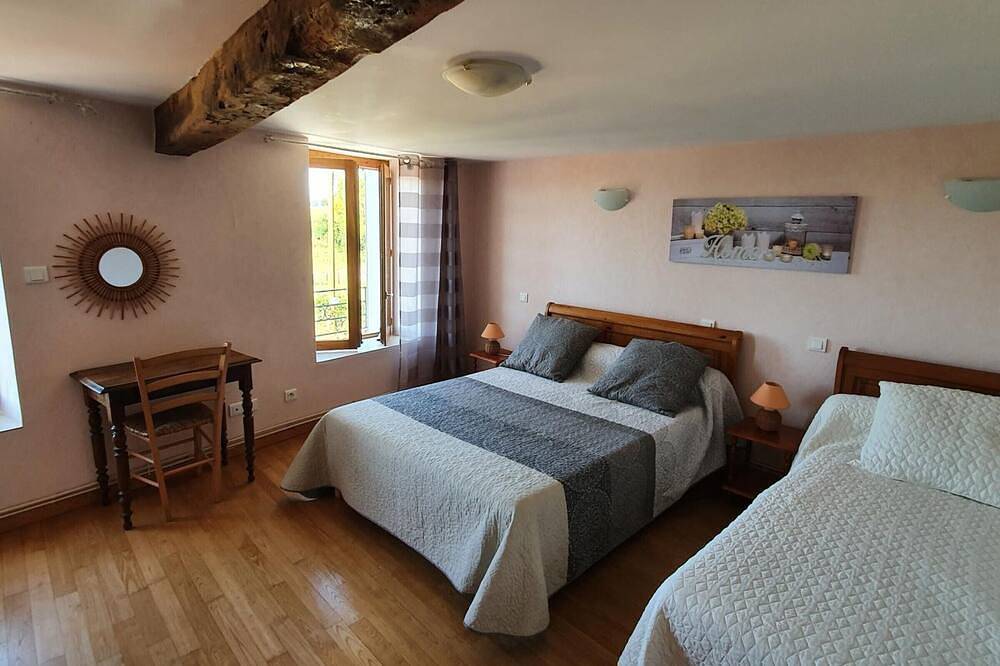 Charmante Maison avec Cheminée et Jardin, Animaux Acceptés in Saint-Paul-de-Vézelin, Région de Roanne