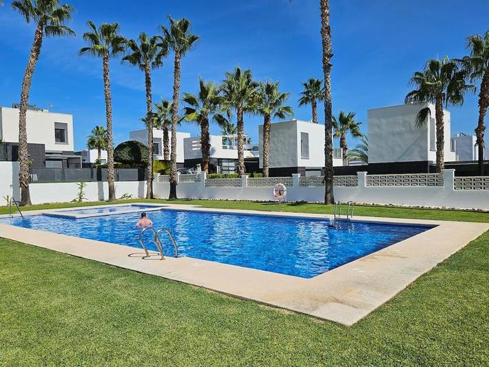 Chalet para 4 personas, con vistas además de piscina y jardín - 1