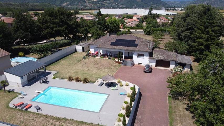 Location de vacances pour 4 personnes, avec Terrasse et Jardin ainsi que Bassin pour enfant et Piscine à Beausemblant