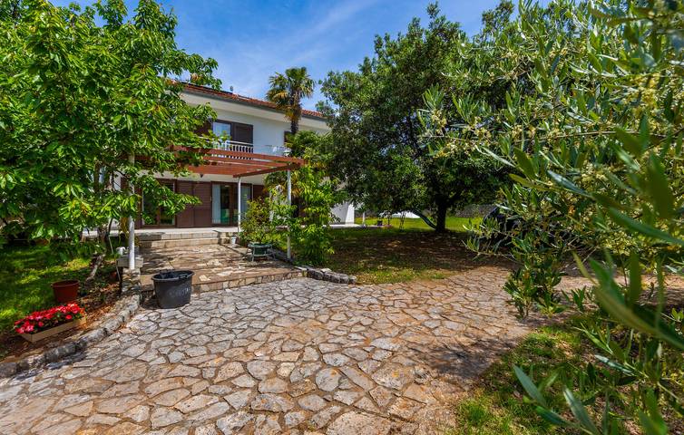 Ferienwohnung für 4 Personen, mit Garten und Terrasse in Malinska