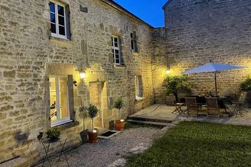 Gîte pour 8 personnes, avec jardin et jacuzzi à Gigny